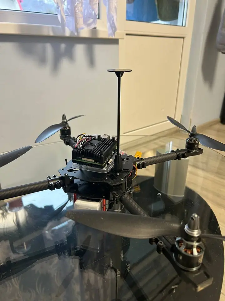 Dron s vysokou GPS anténou