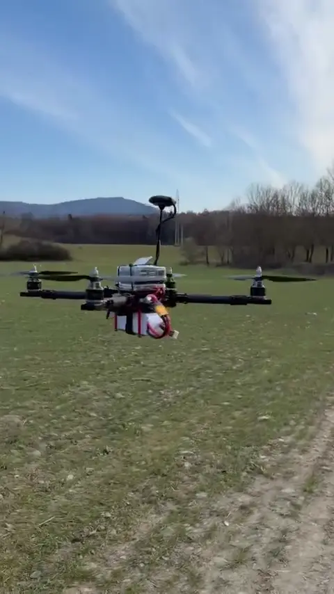Dron vo vzduchu nad poľom